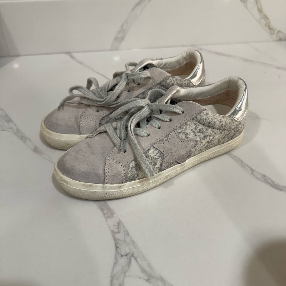 Stylish Women's Sneakers in Gray and Silver
